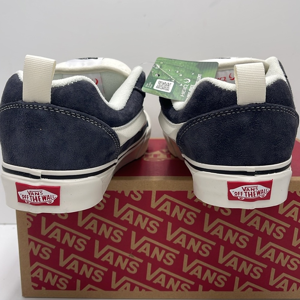 Vans WMNS Gray and White Sneakers Knu Skool
Pig Suede Gray
VN000CS0BGF - Picture 14 of 16